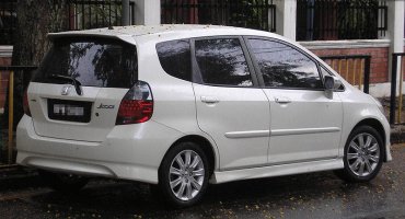 800px-Honda_Jazz_(first_generation,_first_facelift)_(rear),_Kuala_Lumpur.jpg